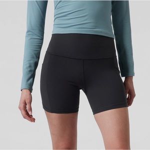 Athleta | Salutation Stash Short 5 inch